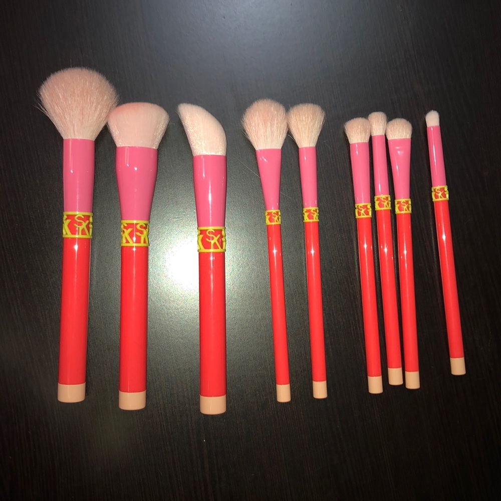 Sonia kashuk 9- piece make up brushes.